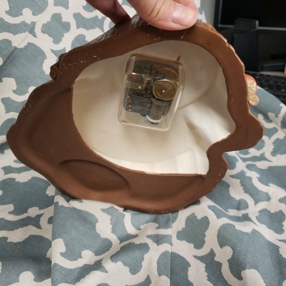 Vintage 1983 Kimple Ceramic piece with music box and moving dancing rabbits. - Picture 4 of 6
